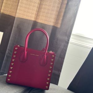 Selling dark pink MICHAEL KORS Purse, hasn’t been used has strap inside